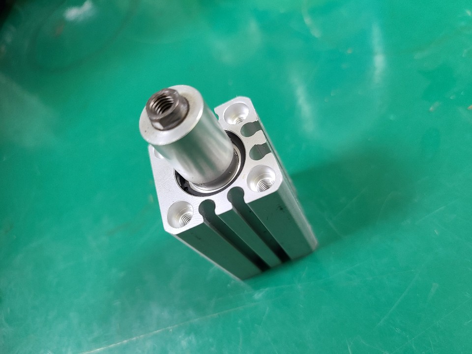 SMC LOCKING CYLINDER MKB16-10RZ-M9N (중고) 로킹 실린더