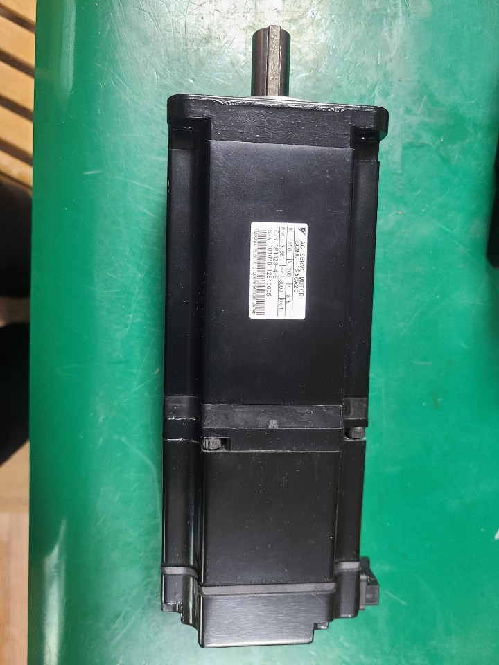 (미사용품) YASKAWA AC SERVO MOTOR SGMAS-12ACA2C 야스까와 서보모타