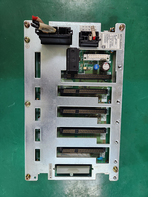 MITSUBISHI SERVO DRIVE BASE RACK  MR-J2M-BU4 (중고) 미쓰비씨 서보 드라이브 베이스 유닛