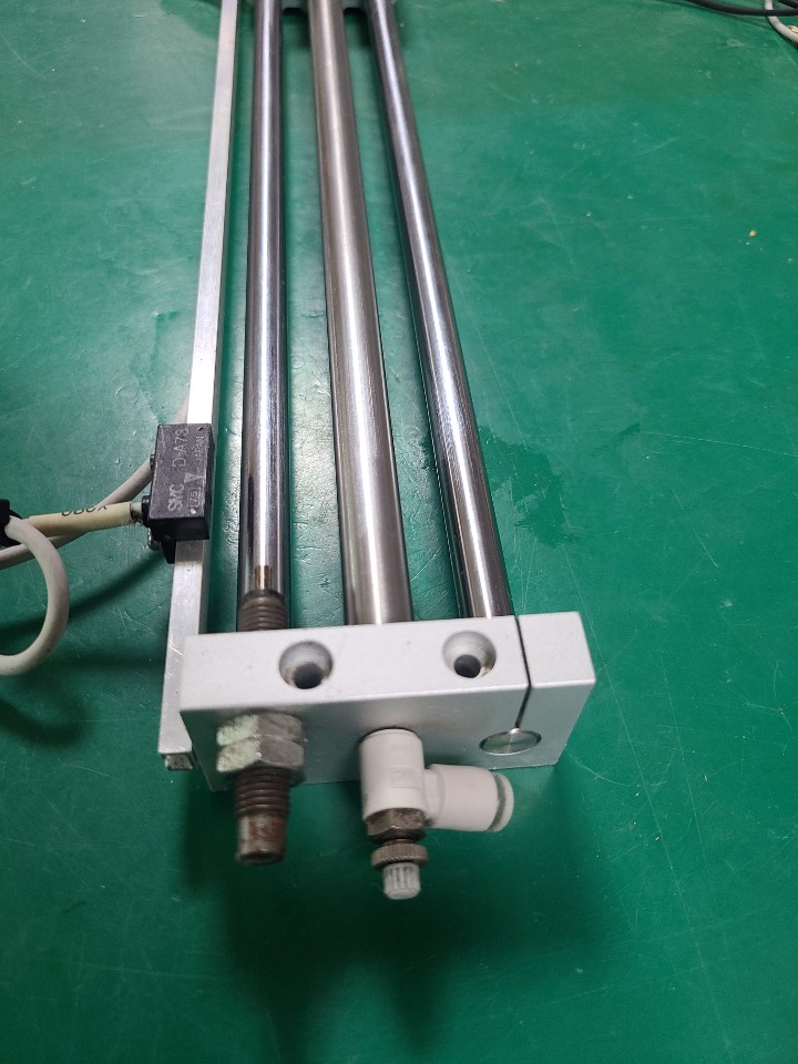 SMC RODLESS CYLINDER CDY1S10H-300-CJLK2452 (중고) 로드레스 실린더