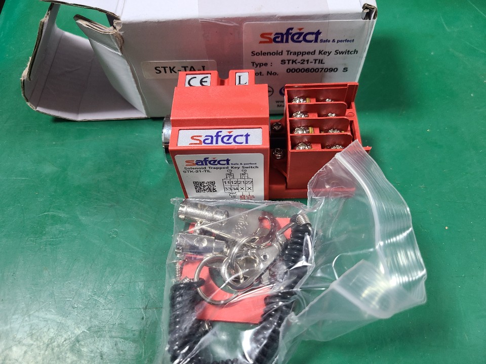 (A급-포장상태) SAFECT SOLENOID TRAPPED KEY SWITCH STK-21-TIL