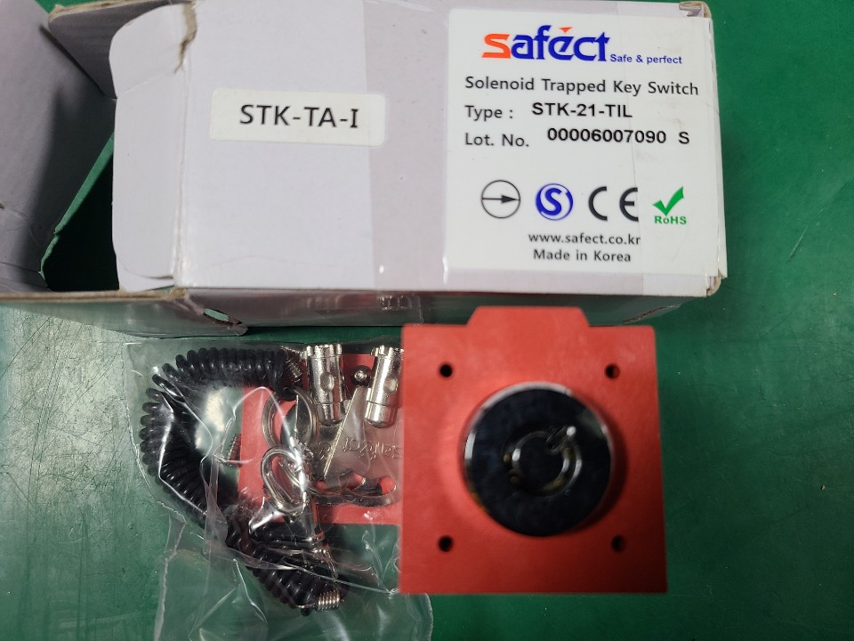 (A급-포장상태) SAFECT SOLENOID TRAPPED KEY SWITCH STK-21-TIL