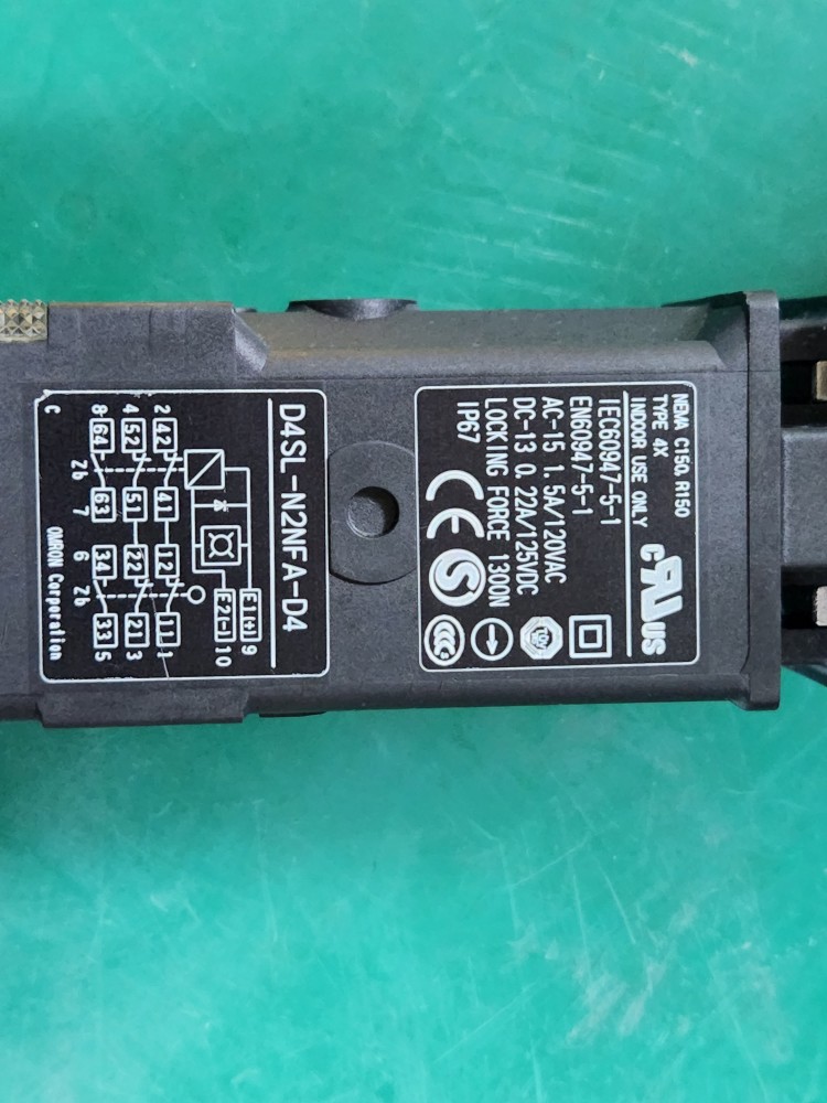 OMRON  SAFETY DOOR SWITCH   D4SL-N2NFA-D4  옴론 도어 안전 스위치 (중고)