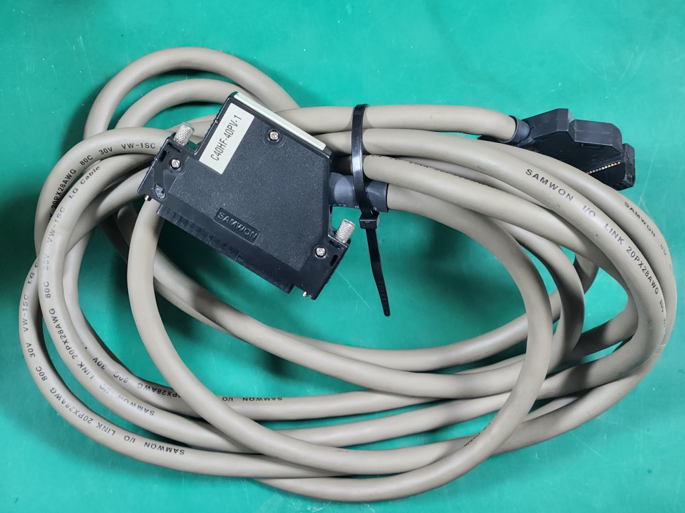 PLC I/O CABLE C40HF-40PV-1 (중고)