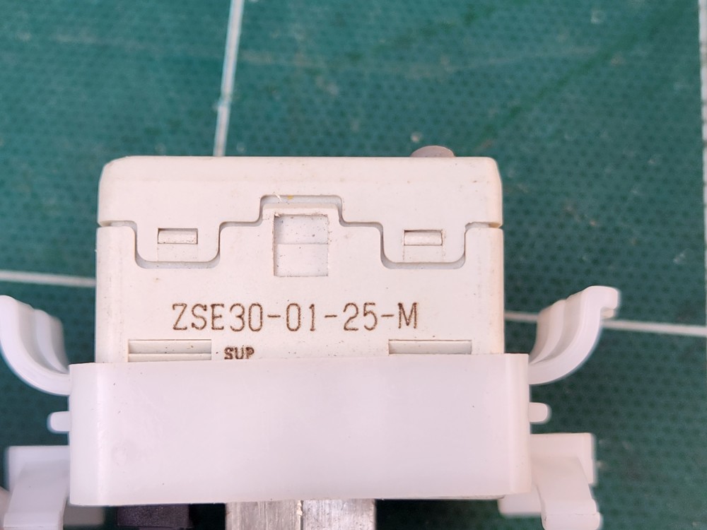SMC PRESSURE SWITCH ZSE30-01-25-M (중고)