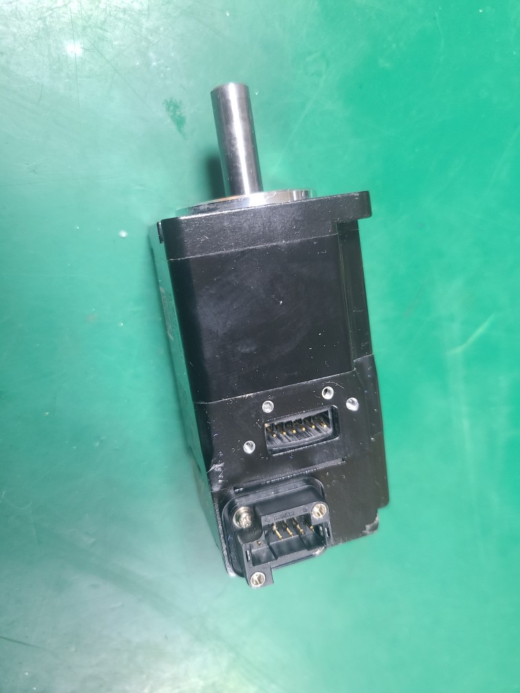 YASKAWA SERVO MOTOR SGM7J-01AFD21 (중고) 야스까와 서보모타